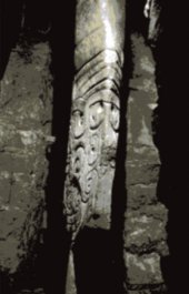 Dieser Kultstein «El Lanzón» steht seit 2.700 Jahren im Innern eines unterirdischen Tempels in Chavin. Er ist mit dem Blut unzähliger Menschenopfer befleckt.