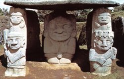 Eingang zu einer Grabkammer im Archäologischen Park von San Agustin Eingang zu einer Grabkammer im Archäologischen Park von San Agustin